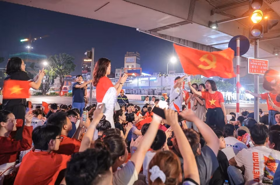 People gathering overnight on September 1 to await the parade to be solemnly held on September 2. (Photo: VNA)