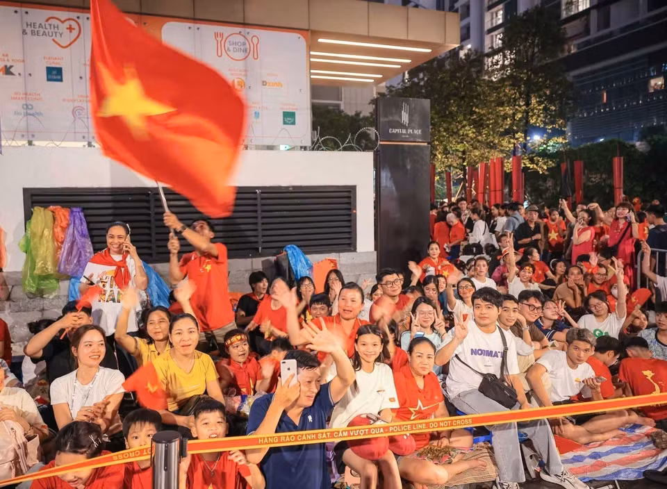 People gathering overnight on September 1 to await the parade to be solemnly held on September 2. (Photo: VNA)