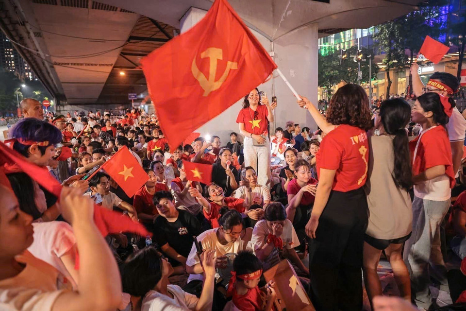 People gathering overnight on September 1 to await the parade to be solemnly held on September 2. (Photo: VNA)
