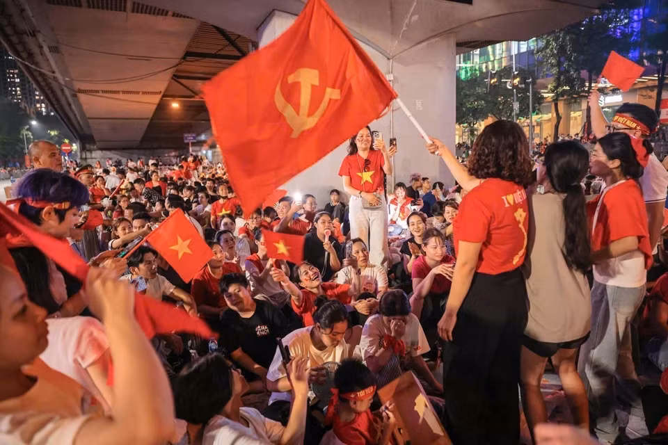 People gathering overnight on September 1 to await the parade to be solemnly held on September 2. (Photo: VNA)