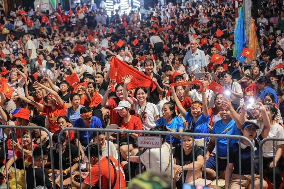 Drawn together without appointment, tens of thousands of hearts beat as one in a sea of red flags with golden stars, awaiting the nation’s sacred moment. (Photo: VNA)