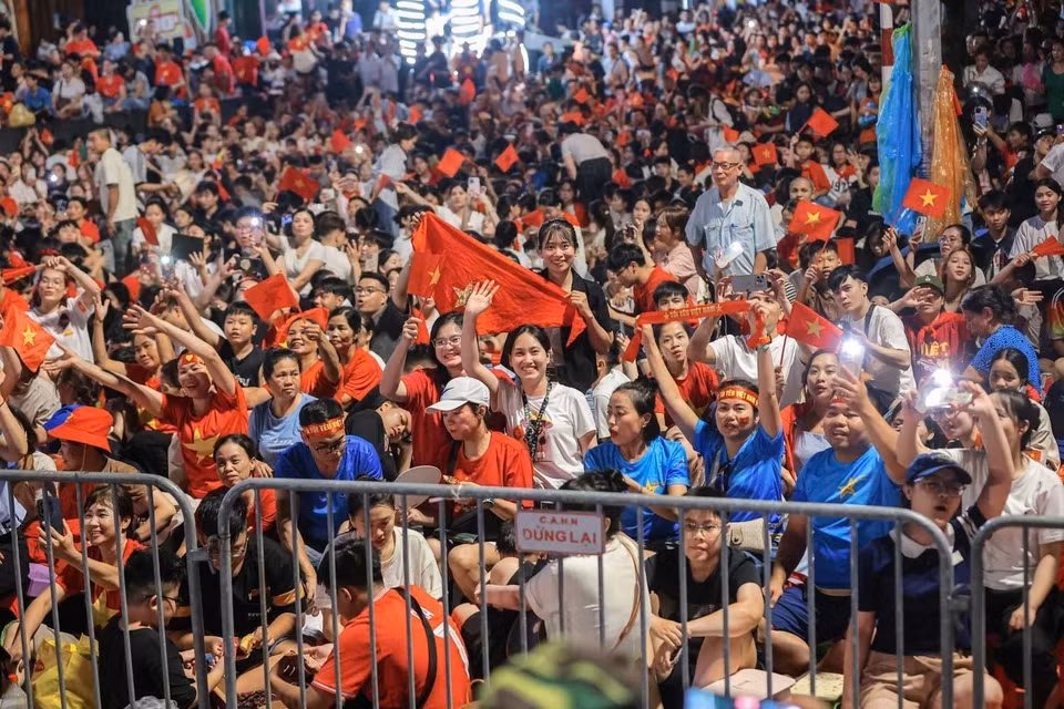 Drawn together without appointment, tens of thousands of hearts beat as one in a sea of red flags with golden stars, awaiting the nation’s sacred moment. (Photo: VNA)