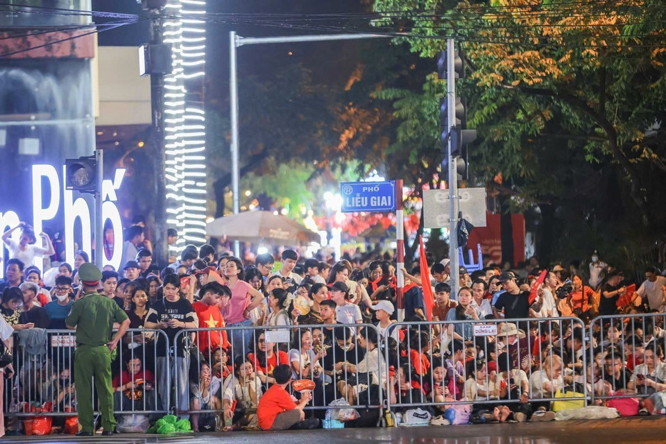 People gathering overnight on September 1 to await the parade to be solemnly held on September 2. (Photo: VNA)