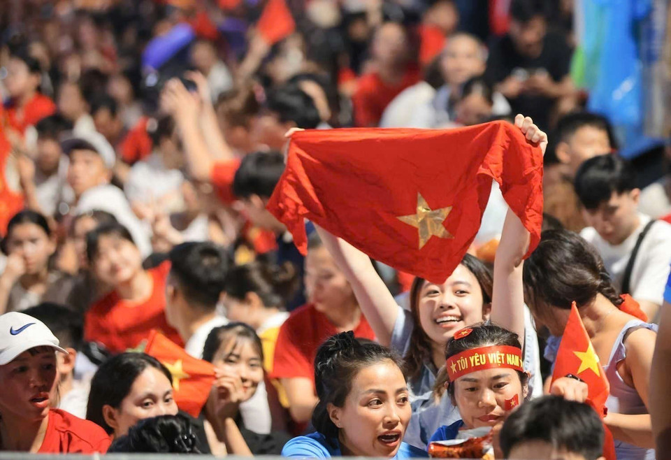 Drawn together without appointment, tens of thousands of hearts beat as one in a sea of red flags with golden stars, awaiting the nation’s sacred moment. (Photo: VNA)