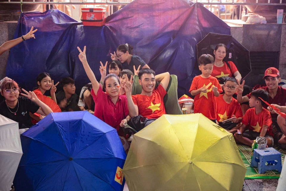 People gathering overnight on September 1 to await the parade to be solemnly held on September 2. (Photo: VNA)