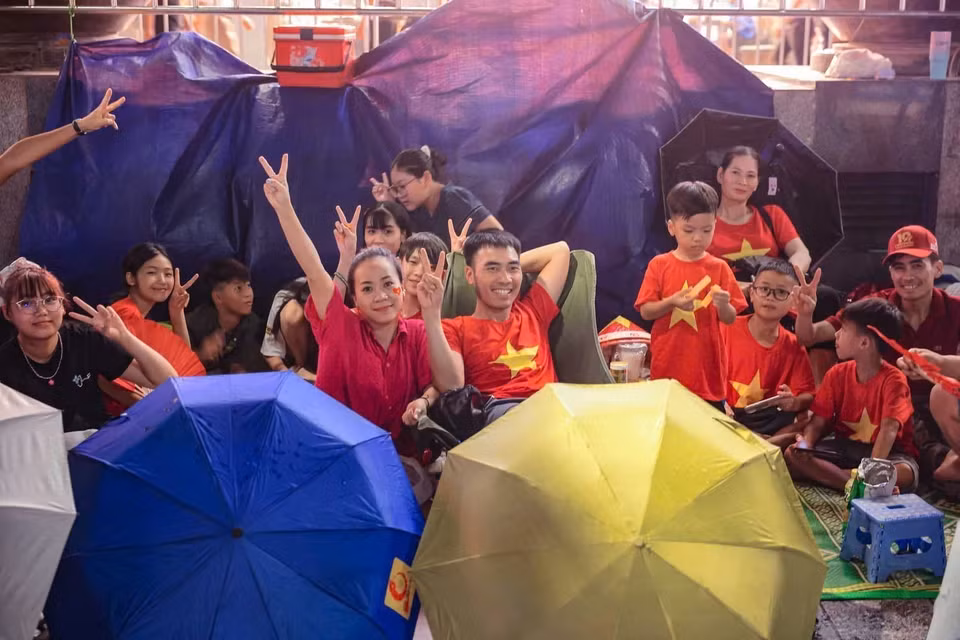 People gathering overnight on September 1 to await the parade to be solemnly held on September 2. (Photo: VNA)
