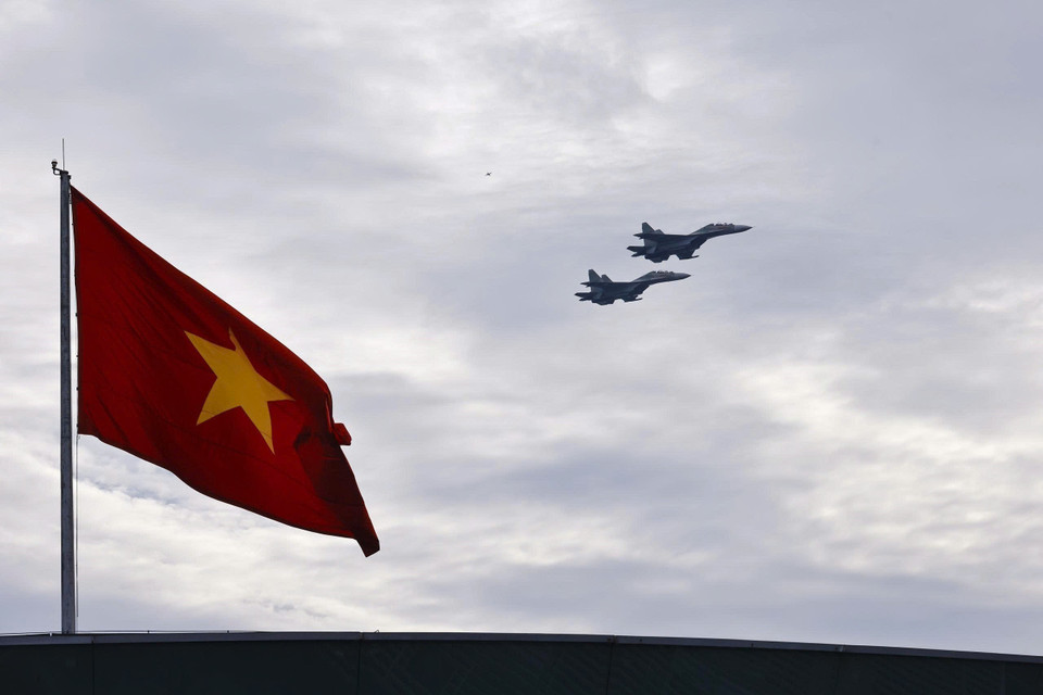 Su-30MK2 fighter formation performs over Ba Dinh Square. (Photo: VNA)