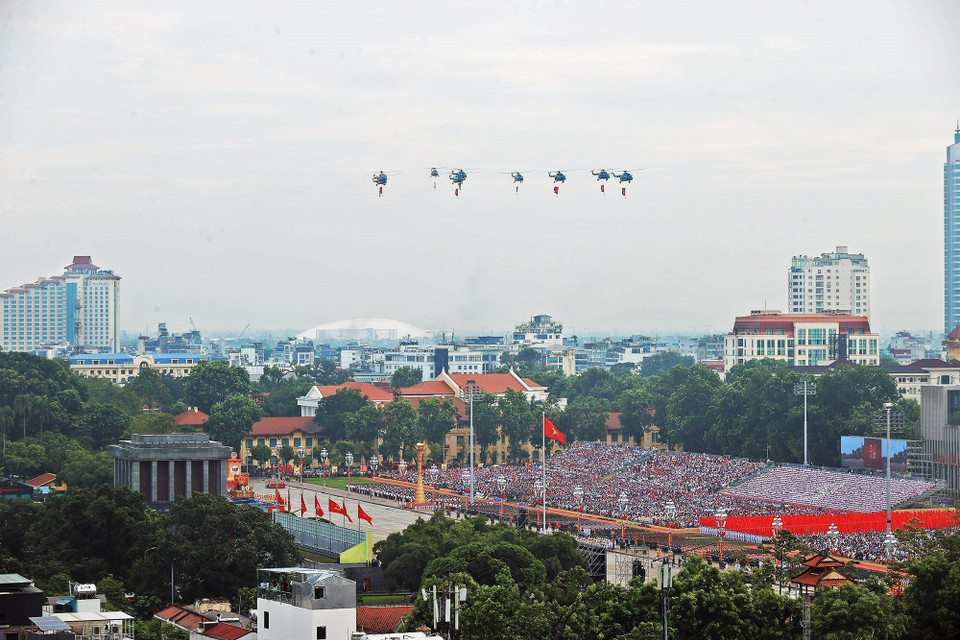 Helicopter formation of Mi-171, Mi-17 and Mi-8 carrying Party and national flags opens the parade over Ba Dinh Square. (Photo: Minh Quyet/VNA)