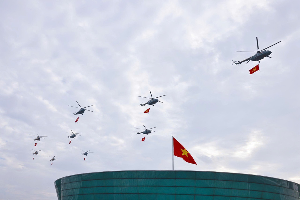 Helicopter formation of Mi-171, Mi-17 and Mi-8 carrying Party and national flags opens the parade over Ba Dinh Square. (Photo: VNA)
