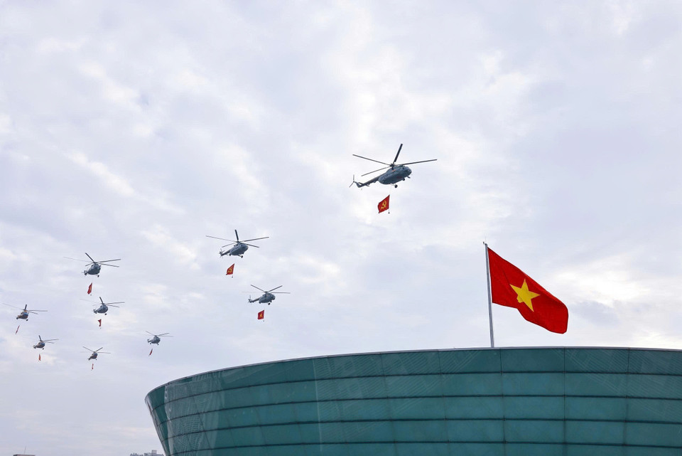 Helicopter formation of Mi-171, Mi-17 and Mi-8 carrying Party and national flags opens the parade over Ba Dinh Square. (Photo: Minh Quyet/VNA)