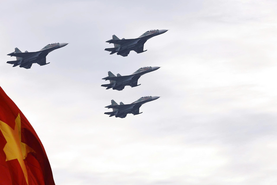 Su-30MK2 fighter formation performs over Ba Dinh Square. (Photo: VNA)