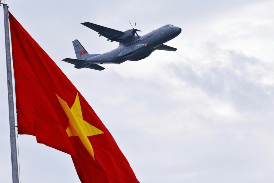 Casa C-295 transport aircraft flies over Ba Dinh Square. (Photo: VNA)