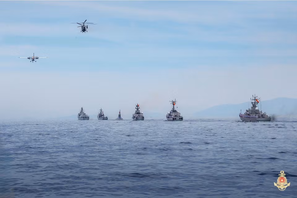 DHC-6 aircraft and Ka-28 anti-submarine helicopters join the naval parade alongside missile ship flotillas. (Photo: Vietnam People’s Navy/VNA)