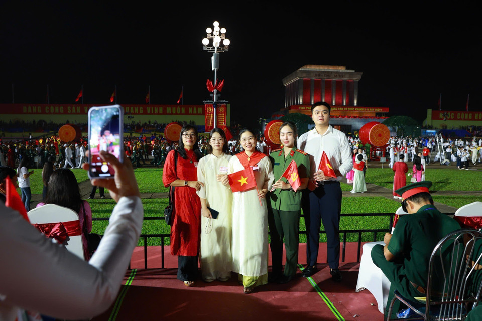 A large number of delegates attend the ceremony and parade marking the 80th anniversary of the August Revolution and National Day at Ba Dinh Square. (Photo: VNA)