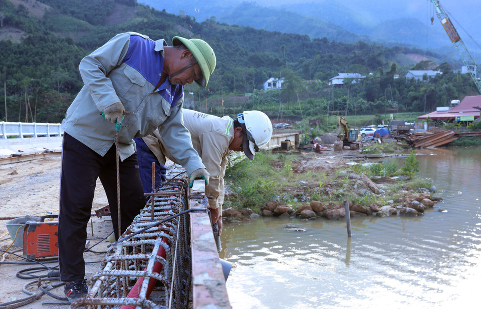 Workers rush to install railings on An Luong Bridge in Mo Vang commune, Lao Cai province. (Photo: VNA)