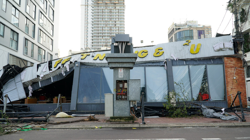After the typhoon passed, scenes of devastation were seen on many streets in Quy Nhon ward (Gia Lai), where numerous trees, light poles, corrugated roofs, and signboards were blown down. (Photo: VNA)