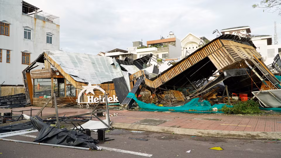 After the typhoon passed, scenes of devastation were seen on many streets in Quy Nhon ward (Gia Lai), where numerous trees, light poles, corrugated roofs, and signboards were blown down. (Photo: VNA)