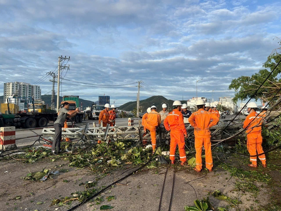 With winds reaching levels 10–11 and gusts above level 12, accompanied by heavy rain, the storm tore roofs off hundreds of houses, flooded many roads, uprooted trees and power poles, disrupted traffic, and caused large-scale power outages. (Photo: VNA)