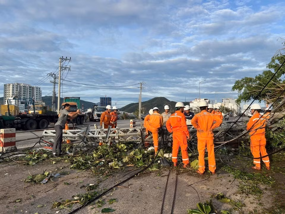 With winds reaching levels 10–11 and gusts above level 12, accompanied by heavy rain, the storm tore roofs off hundreds of houses, flooded many roads, uprooted trees and power poles, disrupted traffic, and caused large-scale power outages. (Photo: VNA)