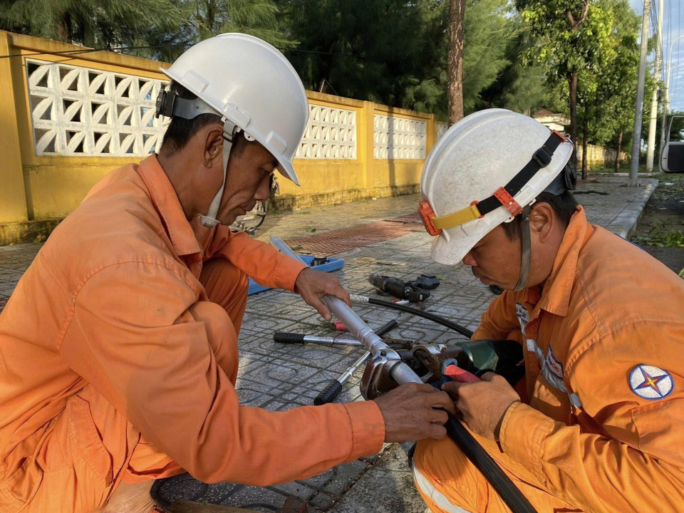 With winds reaching levels 10–11 and gusts above level 12, accompanied by heavy rain, the storm tore roofs off hundreds of houses, flooded many roads, uprooted trees and power poles, disrupted traffic, and caused large-scale power outages. (Photo: VNA)