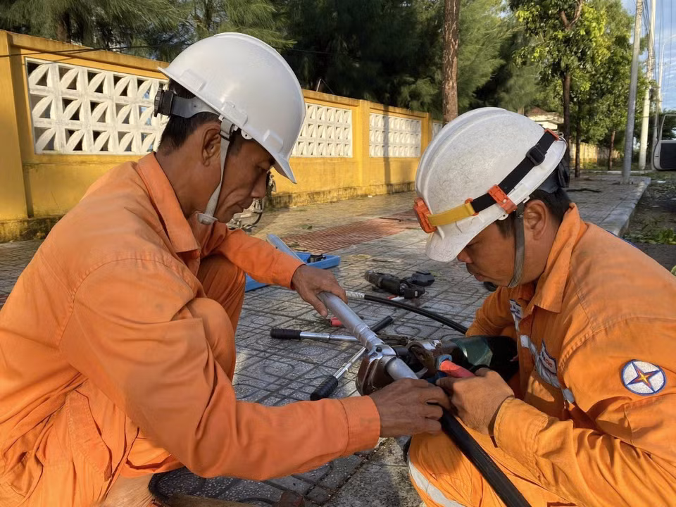 With winds reaching levels 10–11 and gusts above level 12, accompanied by heavy rain, the storm tore roofs off hundreds of houses, flooded many roads, uprooted trees and power poles, disrupted traffic, and caused large-scale power outages. (Photo: VNA)