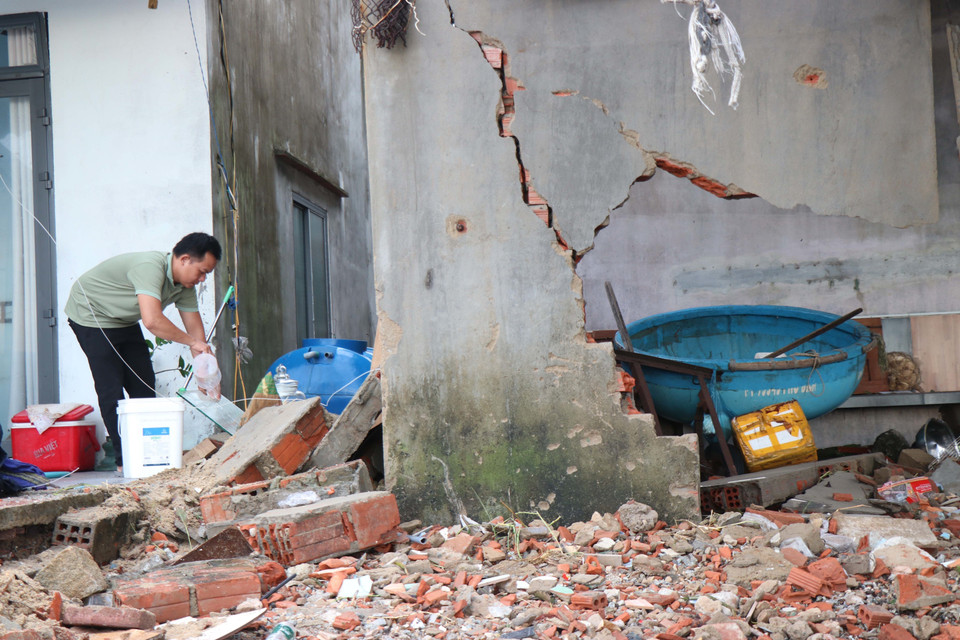 With winds reaching levels 10–11 and gusts above level 12, accompanied by heavy rain, the storm tore roofs off hundreds of houses, flooded many roads, uprooted trees and power poles, disrupted traffic, and caused large-scale power outages. (Photo: VNA)