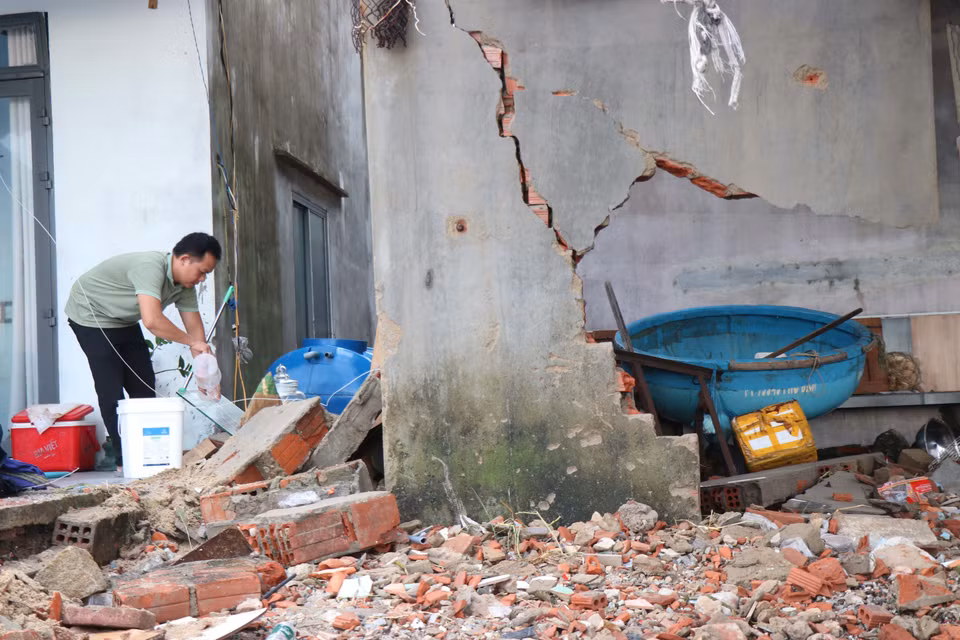 With winds reaching levels 10–11 and gusts above level 12, accompanied by heavy rain, the storm tore roofs off hundreds of houses, flooded many roads, uprooted trees and power poles, disrupted traffic, and caused large-scale power outages. (Photo: VNA)