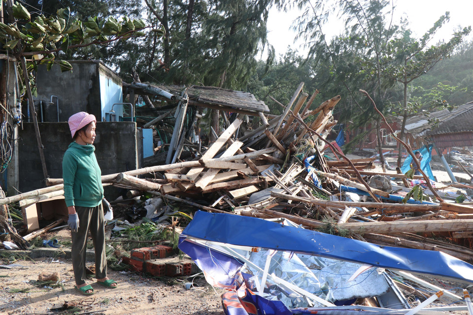 With winds reaching levels 10–11 and gusts above level 12, accompanied by heavy rain, the storm tore roofs off hundreds of houses, flooded many roads, uprooted trees and power poles, disrupted traffic, and caused large-scale power outages. (Photo: VNA)