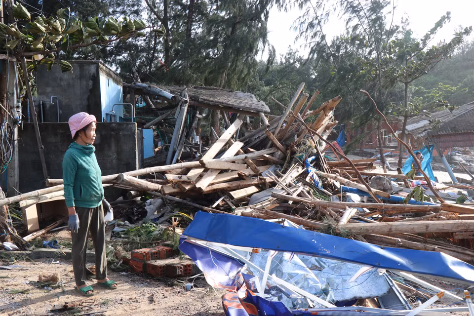 With winds reaching levels 10–11 and gusts above level 12, accompanied by heavy rain, the storm tore roofs off hundreds of houses, flooded many roads, uprooted trees and power poles, disrupted traffic, and caused large-scale power outages. (Photo: VNA)