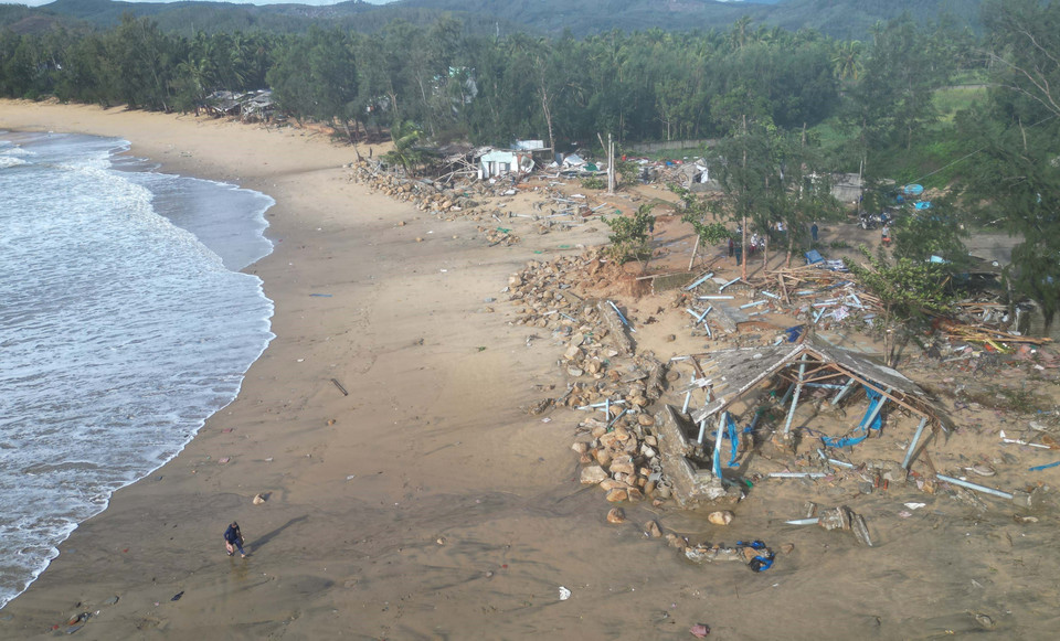 With winds reaching levels 10–11 and gusts above level 12, accompanied by heavy rain, the storm tore roofs off hundreds of houses, flooded many roads, uprooted trees and power poles, disrupted traffic, and caused large-scale power outages. (Photo: VNA)
