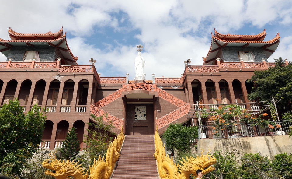 Trung Son Co Tu Pagoda, located on a mountain in Ninh Hai commune, features distinctive architecture and a landscape harmoniously integrated with nature. (Photo: VNA)