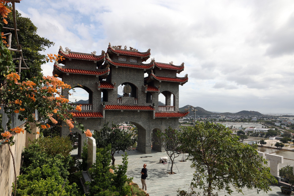 The tranquil setting of Trung Son Co Tu Pagoda draws visitors for sightseeing and worship. (Photo: VNA)