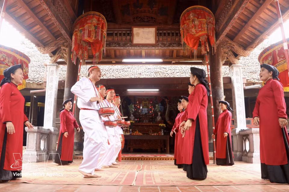 The coordination between female and male performers creates a rich, integrated art form that reflects the folk cultural identity of Vietnam’s northern midland region. (Photo: VNA)