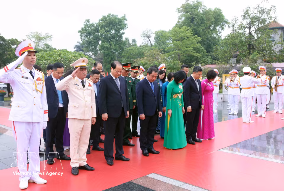 The delegation from the Hanoi Party Committee, People’s Council, People’s Committee, and the Vietnam Fatherland Front Committee of Hanoi pays tribute to fallen heroes and martyrs. (Photo: VNA)