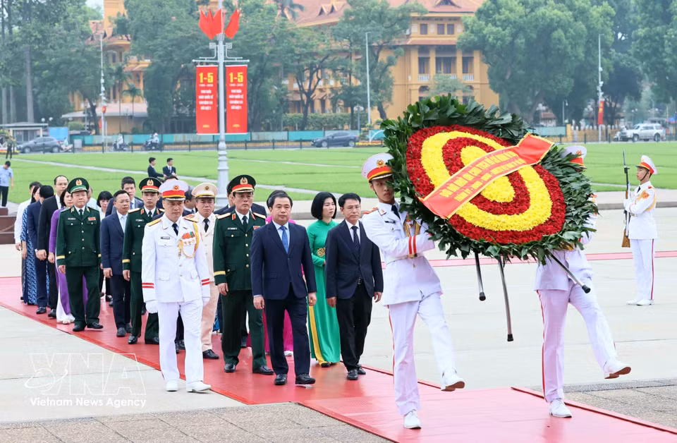 A delegation from the Hanoi Party Committee, People’s Council, People’s Committee, and the Vietnam Fatherland Front Committee of Hanoi lays wreaths and pays tribute to President Ho Chi Minh. (Photo: VNA) ​