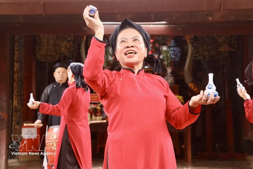 Xoan artists perform with traditional props, serving as “keepers of the flame” who safeguard and pass down the heritage through generations. For local people, Xoan singing is not merely a form of performance but a living expression of identity and pride sustained through history. (Photo: VNA)