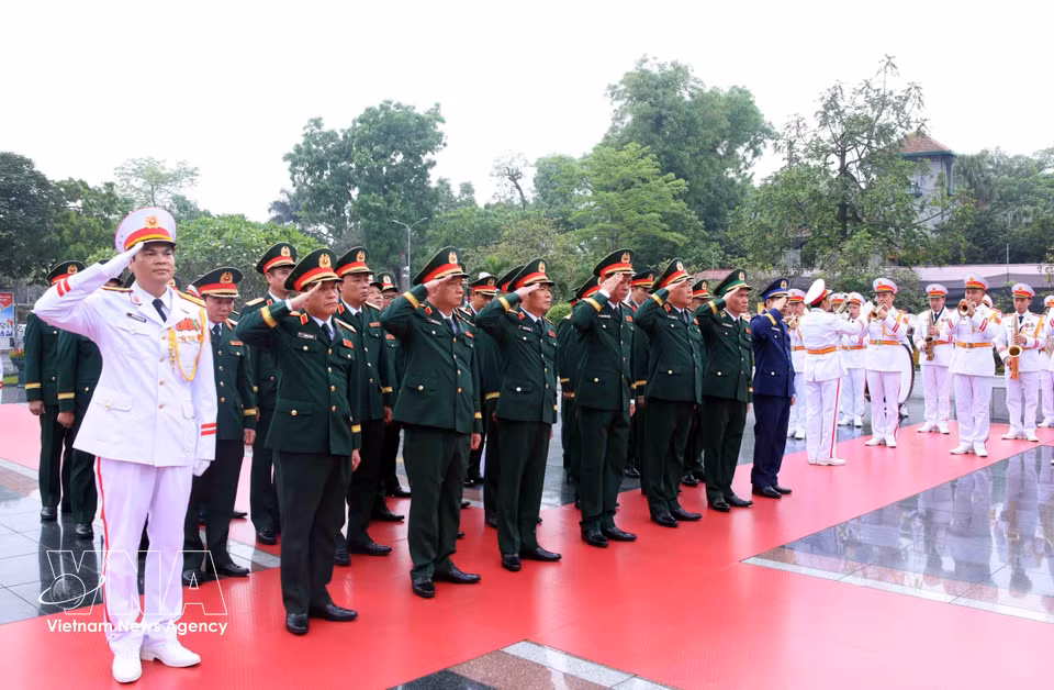 The delegation from the Central Military Commission and the Ministry of National Defence lays wreaths at the Monument to Heroes and Martyrs. (Photo: VNA)