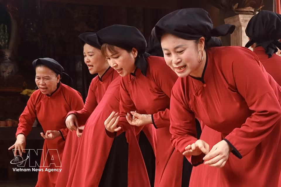 Every gesture and vocal nuance is carefully honed. Xoan requires rigorous training and strong collective coordination, with younger performers learning to harmonise their movements and voices, bringing fresh vitality to traditional melodies. (Photo: VNA)