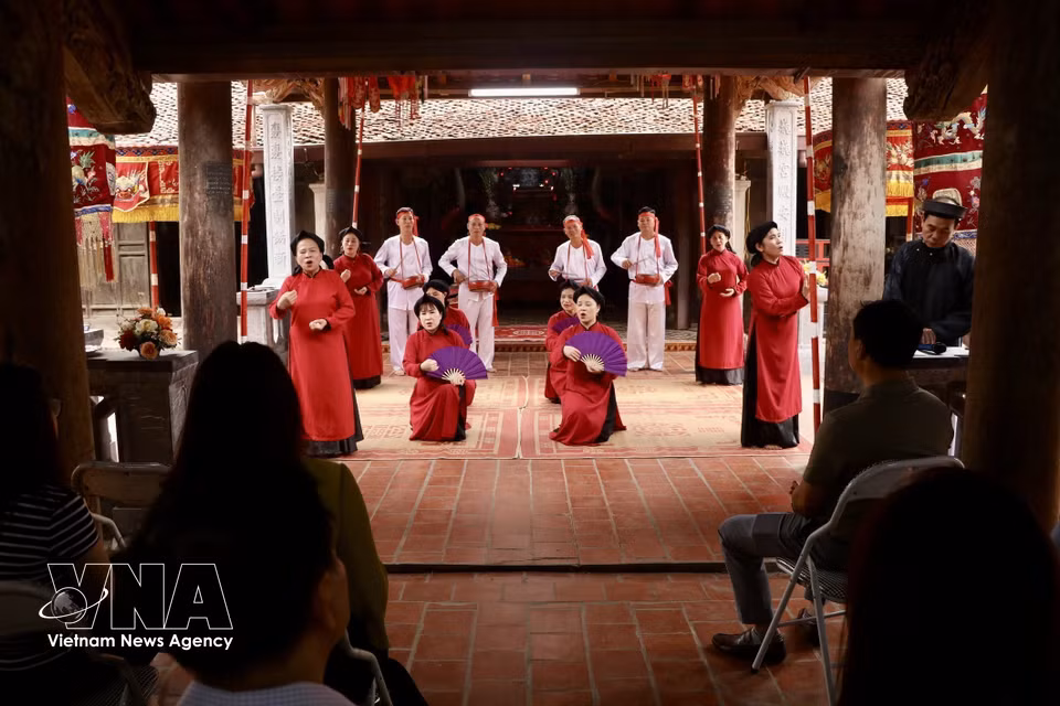 Female Xoan performers move gracefully in festive songs, using paper fans as props. Unlike the solemnity of ritual singing, festive Xoan has a lively, intimate tone, reflecting everyday life and romance. (Photo: VNA)