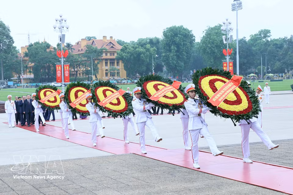 A delegation of incumbent and former Party and State leaders, led by Party General Secretary and State President To Lam, lays wreaths and pays tribute to President Ho Chi Minh. (Photo: VNA)