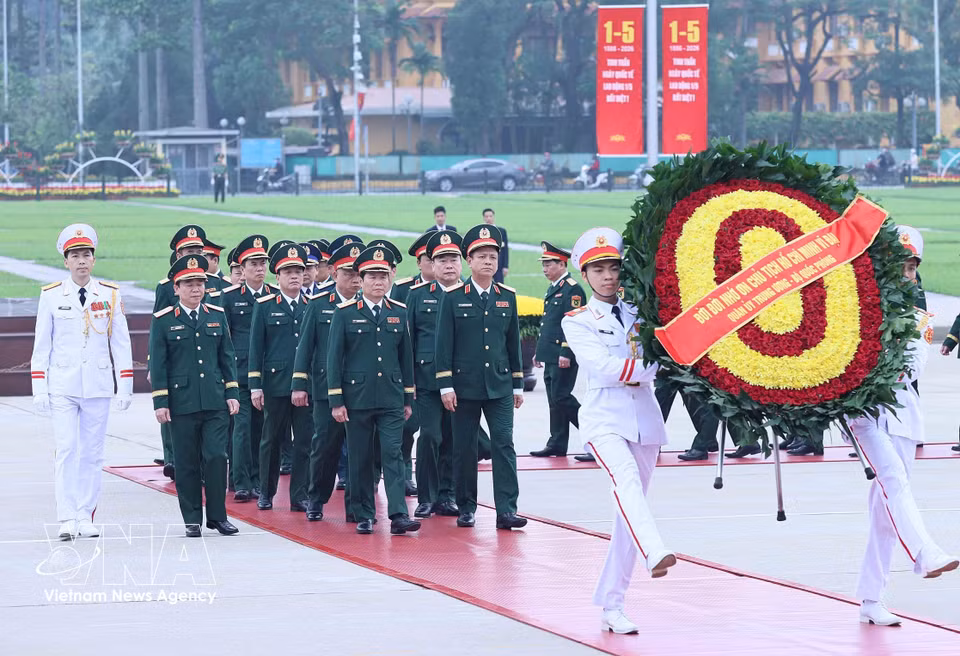 A delegation from the Central Military Commission and the Ministry of National Defence lays wreaths and pays tribute to President Ho Chi Minh. (Photo: VNA)