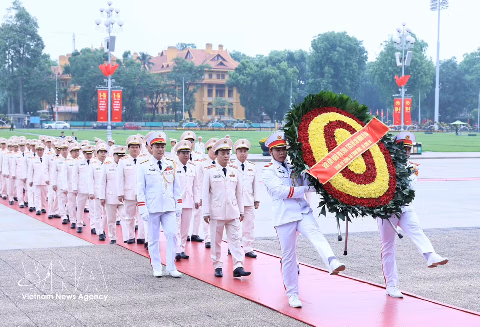 A delegation from the Central Public Security Party Committee and the Ministry of Public Security lays wreaths and pays tribute to President Ho Chi Minh. (Photo: VNA)