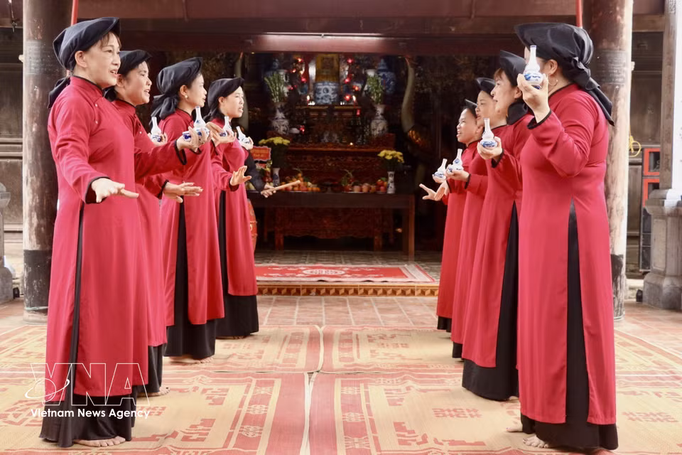 A performance of the “Invitation to Wine” melody, one of the most distinctive pieces in the festive Xoan repertoire. Veteran artisans in Hung Lo are regarded as “living human treasures”, preserving the refined vocal techniques and rhythms of ancient Xoan. (Photo: VNA)