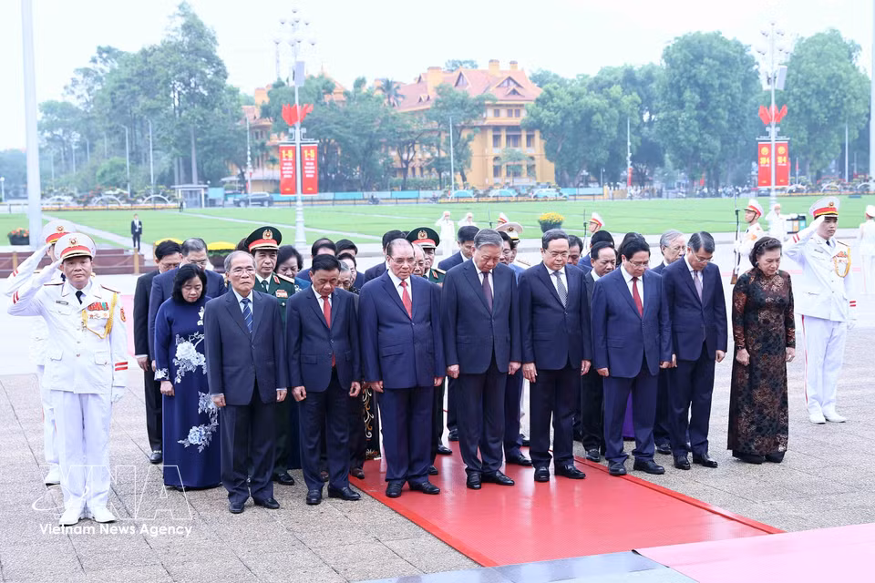 The delegation, led by Party General Secretary and State President To Lam, observes a moment of silence in remembrance of President Ho Chi Minh. (Photo: VNA)