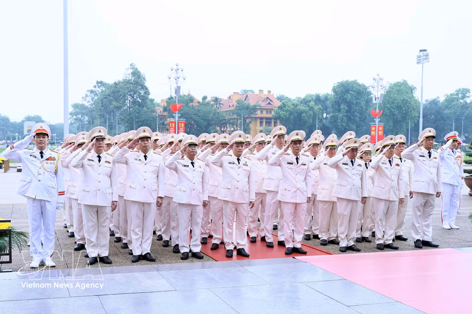 A delegation from the Central Public Security Party Committee and the Ministry of Public Security lays wreaths and pays tribute to President Ho Chi Minh. (Photo: VNA)