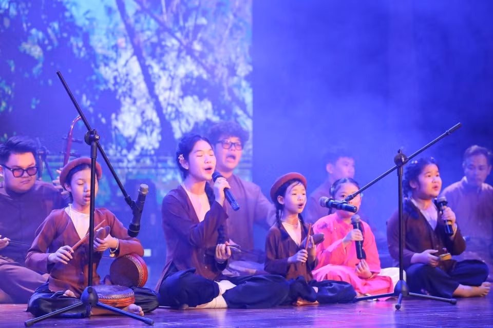 The UNESCO Hanoi Traditional Arts Centre and Tre Xanh Band present the Xam song “Tre Viet Nam”. (Photo: VNA)