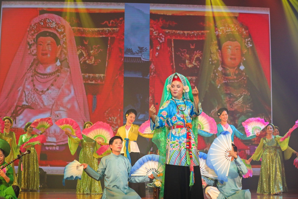 Artists perform the Chau Van piece “Chau De Nhi”, honouring the spiritual practice of Mother Goddess worship. (Photo: VNA)