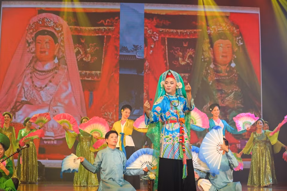 Artists perform the Chau Van piece “Chau De Nhi”, honouring the spiritual practice of Mother Goddess worship. (Photo: VNA)