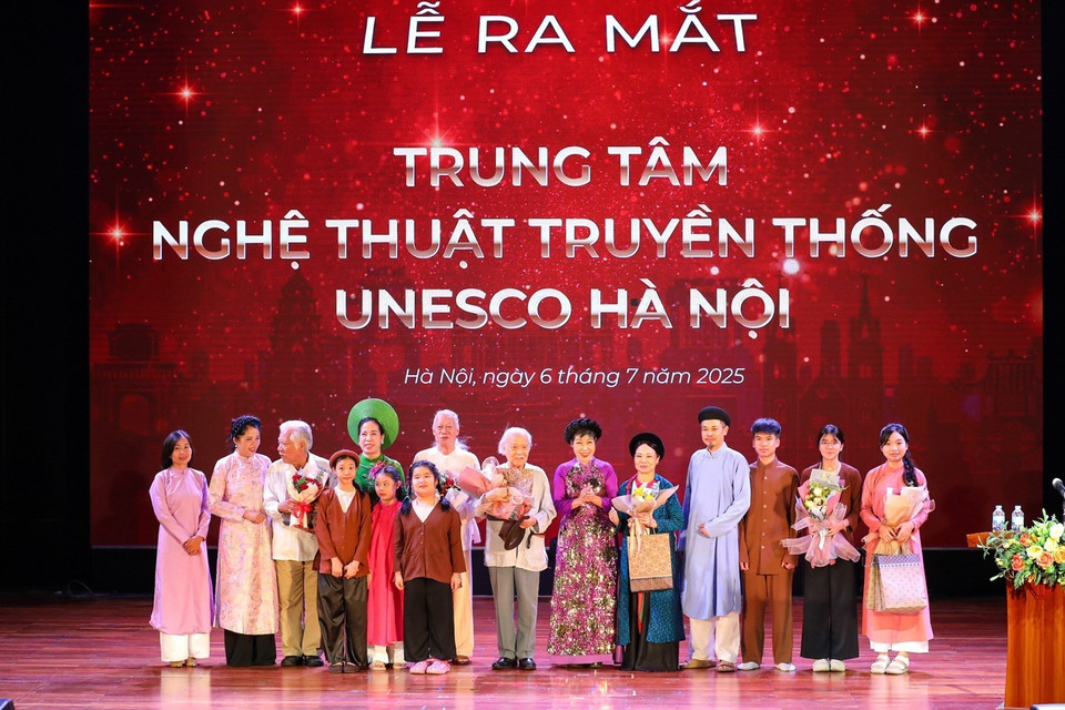 Leaders of the UNESCO Centre pose for a photo with veteran performers and young artists. (Photo: VNA)