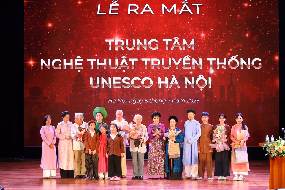 Leaders of the UNESCO Centre pose for a photo with veteran performers and young artists. (Photo: VNA)
